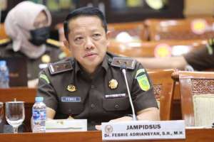 Eks Jampidsus Febrie Adriansyah jadi tersangka 3 kasus korupsi, perkara dilimpahkan Polri ke Kejagung
