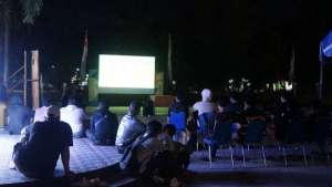 Pererat Kebersamaan, Anggota Kodim 1016/Plk Nonton Bareng Bersama Masyarakat