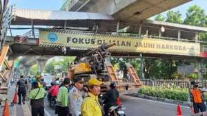 JPO Tendean ditabrak truk pengangkut crane, Dishub DKI kerahkan 30 petugas