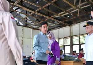 Keluhan guru di IG berbuah kunjungan, Gibran janji rehabilitasi SDN 016 Serusa Rohil
