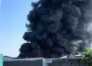 Kebakaran pabrik sandal di Kebakkramat Karanganyar, Damkar masih berjibaku jinakkan api