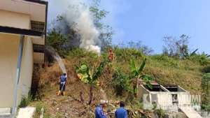 Kebakaran Lahan Ancam Aset Dinas PU Sukabumi, Respons Cepat Damkar Cegah Api Merembet ke Ruang Genset