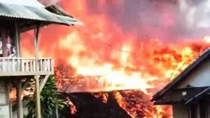 Puluhan rumah di Kampung Adat Sukabumi hangus terbakar, diduga dipicu korsleting
