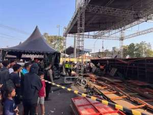Tribun penonton Kejurnas Drift di Purwokerto ambruk, puluhan orang patah tulang