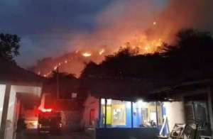 Kebakaran di Gunung Paseban Bandung, api dekati permukiman warga