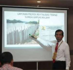 Proyek Tebing Sungai Pinoh: Arahkan Ke Kades Tanpa Wewenang, Maung Pusat Sorot Ketidakwajiban