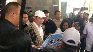Jokowi tiba Bandara El Tari Kupang, ratusan warga sambut antusias