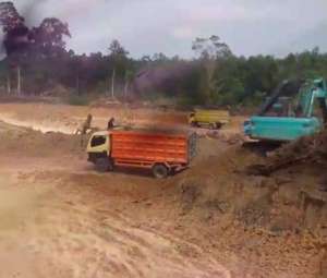 Tokoh masyarakat desak penghentian operasional galian tanpa izin di sekitar Jembatan Sei Siarak, Desa Tanah Abang Musi Banyuasin.