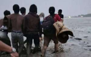 Viral! Aksi heroik bidan desa di Langkat Sumut terjang ombak selamatkan pasien