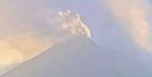 Gunung Merapi semburkan awan panas sejauh 2 km Senin pagi