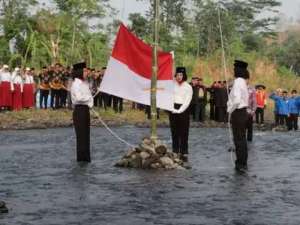Unik! Warga Ponorogo upacara HUT RI di tengah sungai