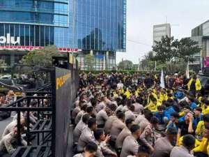 Duduk berhadapan dengan Polisi, mahasiswa sampaikan 8 tuntutan aksi