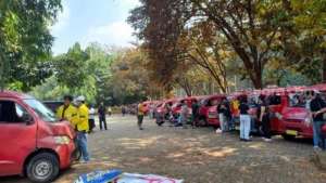 Kopaja yang disewa tak datang, ratusan mahasiswa UI naik angkot ke Bundaran HI untuk demo