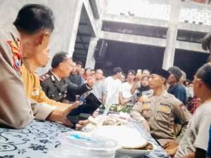 Dihajar massa akibat peras warga, 2 oknum polisi Gresik diperiksa Propam