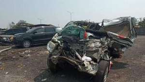 Ambulans bawa jenazah kecelakaan beruntun di Tol Batang, kedua orangtua jenazah tewas
