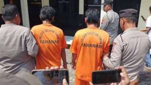 2 pemuda di Cirebon curi uang dan emas saat rumah tetangga kebakaran