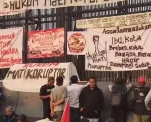 Demo 27 Agustus: Massa kumandangkan sholawat di depan gedung DPR, jalan ditutup