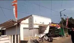 Kanopi apotek roboh saat sound horeg melintas di Jember, tewaskan seorang pria
