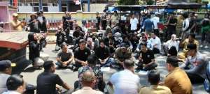 Kapolres Pinrang Duduk Melantai Bersama Aliansi Masyarakat Tuntaskan LPG 3 Kg