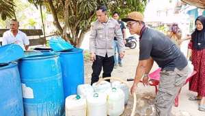 Polsek Keluang Salurkan 10 Ribu Liter Air Bersih untuk Warga Desa Mekar Jaya