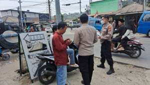 Kapolsek Cigudeg, Budy Sehabudin, Sa'at Membagikan masker Untuk warga 