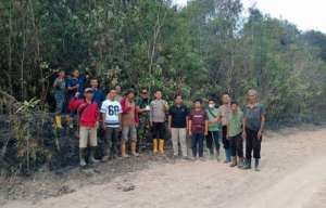 Warga Tanjung Rambang Padamkan Karhutla, Lurah Bersama TNI-Polri dan Masyarakat Bergerak Cepat