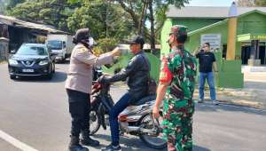 Kapolsek Megamendung Beserta Anggota Polsek Dan Juga Anggota Posmil Megamendung - Cisarua 0621 Bagi Bagi Masker