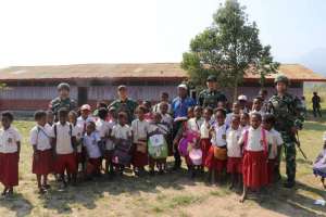 Personel TNI Pos Walesi Yonif 645/Gardatama Yudha Bagikan Perlengkapan Sekolah kepada Siswa SD YPPK Sinatma