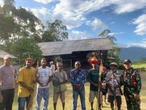 Satgas Pamtas Yonif 645/GTY Dukung Kearifan Budaya Lokal di Distrik Apalapsili Papua Pegunungan