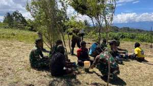 Satgas Pamtas Kewilayahan Yonif 645/GTY Bersama Masyarakat Eragayam Gelar Karya Bakti Bersihkan Lapangan Terbang