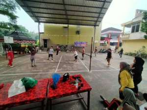 Semangat ibu ibu komplek: Latihan volly sore sore bikin kompak warga