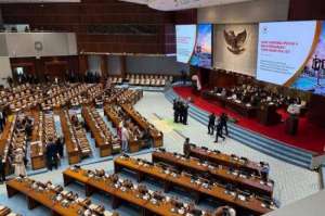 Tok! DPR sahkan RUU Perlindungan Ketenagakerjaan menjadi UU