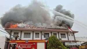 Tak terima razia ponsel, Kantor Lapas Merauke dibakar dan napi kabur