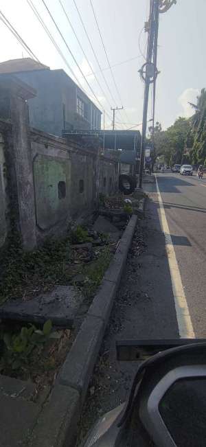 Trotoar Jalan A Yani Amlapura,Karangasen,Bali Rusak Parah, Warga Harapkan Perhatian Pemerintah