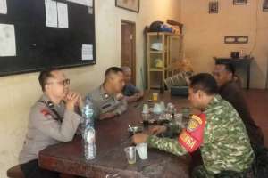 Sambang dari Rumah ke Rumah, TNI-POLRI Eratkan Silaturahmi, Jaga Kamtibmas Secara Langsung