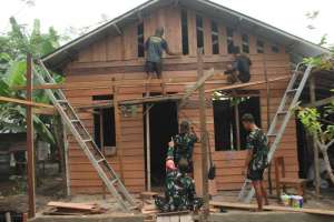Warga Antusias Bergotong Royong Bantu Rehab Rumah Tidak Layak Huni (RTLH) dalam Program TMMD