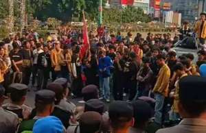 Demo mahasiswa di Purwokerto memanas akibat Bupati Banyumas tak berada di tempat