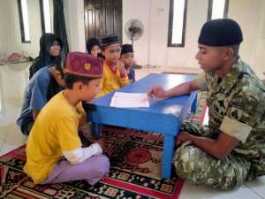 Di Sela Kegiatan TMMD, Anggota Satgas Ajarkan Anak-Anak Mengaji