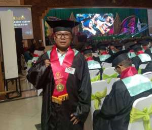 Wisuda di Usia 50 Tahun, Pria Asal Riau Raih Gelar Ketiganya di Unwahas Semarang