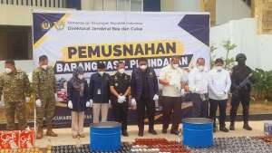 Bea Cukai Musnahkan Barang Ilegal Rp40,3 Miliar di Palembang, 22,4 Juta Batang Rokok Ikut Dibakar