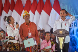 Presiden Jokowi Serahkan 2.706 Sertifikat, Tahun 2025 Seluruh Tanah di NTT Selesai Terdaftar