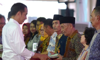 Serahkan 10.000 Sertipikat, Presiden Jokowi: Hati-Hati, Banyak Sengketa Tanah