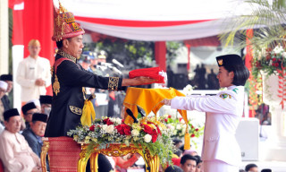 Pakai Busana Aceh, Presiden Jokowi Pimpin Upacara Detik-Detik Proklamasi Kemerdekaan RI