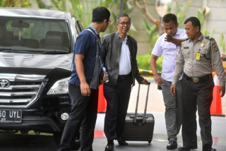 KPK Tahan Tiga Tersangka Suap Kepala Kantor Pajak KPP Pratama Ambon