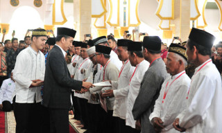 Serahkan Sertifikat Tanah Wakaf, Presiden Jokowi Berharap Tidak Ada Lagi Masalah Hukum