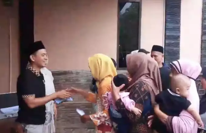 Niki Saputra dan Keluarga Berbagi Zakat di Desa Cigudeg