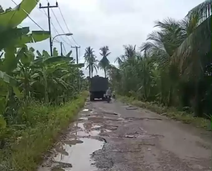 Jalan Suka Damai–Pedamaran I Rusak Parah, Pemkab OKI Dinilai Abai pada Janji Infrastruktur