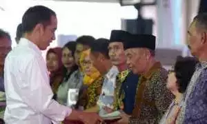 Serahkan 10.000 Sertipikat, Presiden Jokowi: Hati-Hati, Banyak Sengketa Tanah