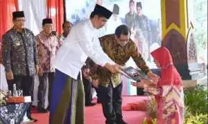Di Bangkalan, Presiden Jokowi Serahkan 2.050 Sertifikat Hak Atas Tanah