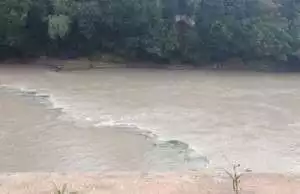 Dalam Hitungan Detik Sungai Enim di Muara Enim Berubah Warna